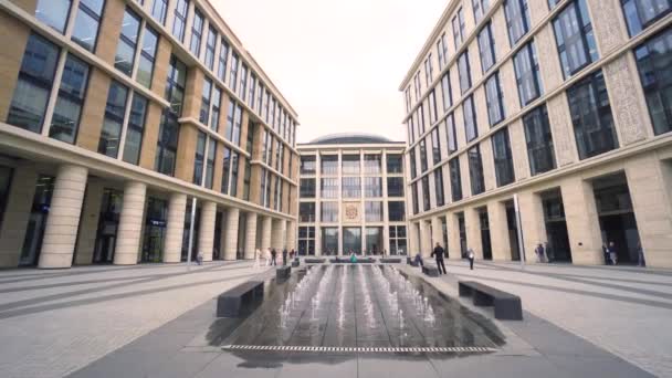 Moderner Brunnen in der Nähe eines schönen Geschäftshauses. Handeln. Schöne Fassade eines Geschäftshauses mit Innenhof und Brunnen. Bankgebäude — Stockvideo