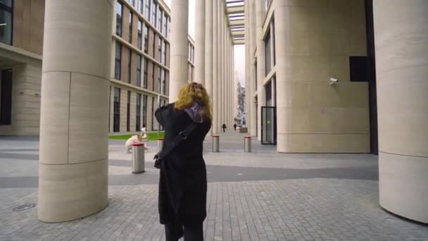 Frau fotografiert Bankgebäude. Handeln. Fotografin läuft durch die Stadt und fotografiert moderne Architektur von Geschäftszentren — Stockvideo