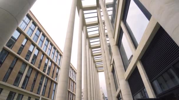Beautiful colonnade of modern business building. Action. External corridor with rows of columns of business center. Ancient solutions in architecture of modern buildings — Stock Video