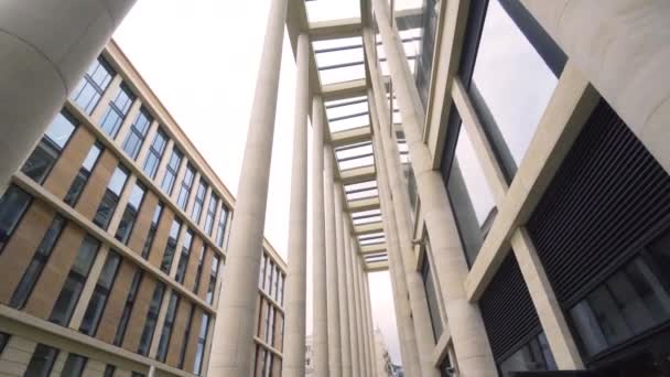 Bellissimo colonnato di un moderno edificio commerciale. Azione. Corridoio esterno con file di colonne di business center. Soluzioni antiche nell'architettura di edifici moderni — Video Stock