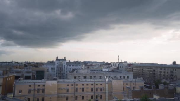 Panorama da cidade velha com telhados cinzentos em tempo nublado. Acção. Centro histórico e unremarkable da cidade com arquitetura velha das casas. Cidade velha parece deprimente e triste em tempo nublado — Vídeo de Stock