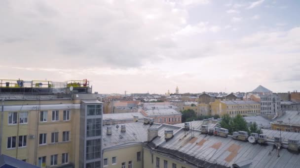 Panorama da cidade velha com telhados cinzentos em tempo nublado. Acção. Centro histórico e unremarkable da cidade com arquitetura velha das casas. Cidade velha parece deprimente e triste em tempo nublado — Vídeo de Stock