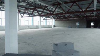 Yeni binada şirket için boş beyaz alan. Stok görüntüleri. Çıplak duvarları ve çelik kirişleri olan boş bir depo. İş için emlak yatırımları