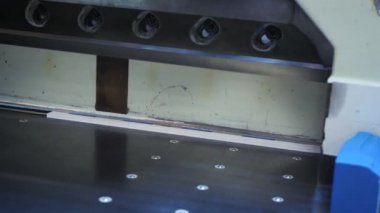 Otomatik kağıt kesme makinesinin yakın çekimi. Stok görüntüleri. Büyük kağıt yığınlarını kesmek için düz bıçaklı modern bir makine. İnsan makine üzerindeki kağıt yığınını keser