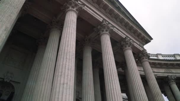 Colonnade with corinthian orders of ancient building. Action. Bottom view of beautiful white columns of old building. Colonnade of Kazan Cathedral in Saint Petersburg — Stock Video