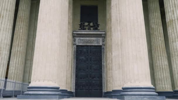 Ворота в собор между колоннами. Начали. Черные ворота собора расположены между массивными колоннами. Величественный вход Казанского собора в Санкт-Петербурге — стоковое видео