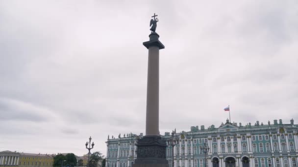 Alexandrisk pelare i Sankt Petersburg. Börja. Bottenvy över arkitektoniska monument i form av pelare med ängeln håller kors på toppen. Alexander kolonn på bakgrunden molnig himmel — Stockvideo