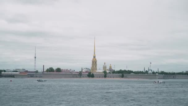 Hermosa vista del agua y la fortaleza de Pedro y Pablo en tiempo nublado. Acción. Fortaleza de Pedro y Pablo es el monumento arquitectónico más antiguo de San Petersburgo y la arquitectura rusa — Vídeos de Stock