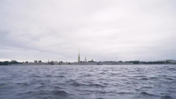 Prachtig uitzicht op water en Peter en Paul fort bij bewolkt weer. Actie. Peter en Paul fort is het oudste architectonische monument van Sint-Petersburg en de Russische architectuur — Stockvideo