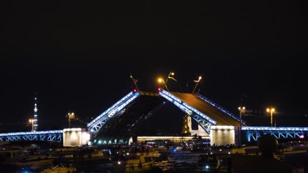 Construire des ponts avec le trafic maritime la nuit. L'action. Belle construction de pont avec éclairage la nuit. De nombreux bateaux sur la rivière attendent la reproduction d'un pont lumineux — Video