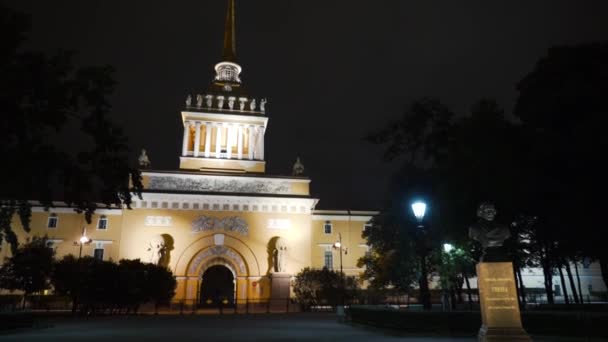 밤에는 타워와 조명이 있는 역사적 인 건물. 행동. 오래 된 건물은 건축 기념물이자 러시아에서 인기 있는 건물이다. 탑이 있는 본대 건물 — 비디오
