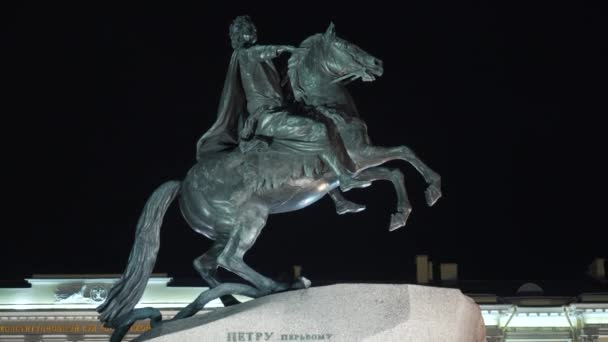 Pomnik Piotra wielkiego z koniem w nocy. Akcja. Majestatyczny pomnik rosyjski cesarz jazda konna oświetlony w nocy. Pomnik jeźdźca Copper jest pięknie oświetlony w nocy — Wideo stockowe