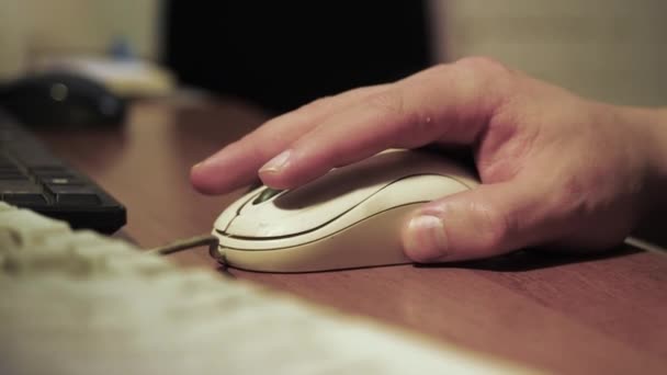 Primer plano del hombre haciendo clic en el ratón de la vieja computadora. Imágenes de archivo. Se llama mano usada del empleado de la oficina que trabaja en la computadora. El hombre utiliza equipo informático viejo — Vídeo de stock