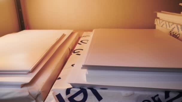 Close-up of large stacks of clean white paper. Stock footage. Stocks of high-quality clean paper for office printouts and documents. Blank paper for printing — Stock Video