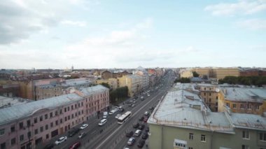 Yoğun otoyolu ve mavi gökyüzü olan eski kasabanın en üst manzarası. Başla. Eski şehrin güzel manzarası. Eski püskü binaları ve işlek yolları var.