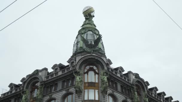 Casa de cantores em São Petersburgo. Acção. Vista inferior sobre os detalhes da arquitetura da torre da casa velha. Belas estátuas verdes e cúpula de vidro de edifício antigo em estilo modernista no fundo de — Vídeo de Stock