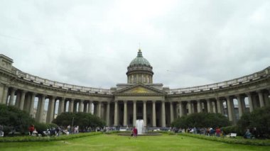 Kazan Katedrali 'nin turistlerle dolu güzel yüzü. Başla. Birçok turist St. Petersburg 'un popüler mimari simgesinde dinlenir. Yazın, bulutlu gökyüzünün arka planında Kazan Katedrali