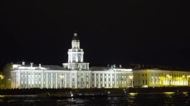 Geceleri setin yanındaki eski binanın teknelerle aydınlatılması. Başla. Gece Saint Petersburg 'da Kunstkamera' nın aydınlatılmış binası