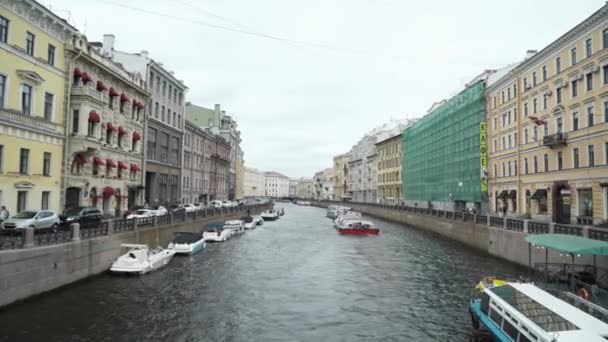 Bulutlu havada eski evleri olan güzel şehir kanalı. Başla. Bulutlu gökyüzünün arka planında tekneleri olan şehirler ya da nehirler. Şehir merkezinde güzel nehirleri olan Saint Petersburg — Stok video