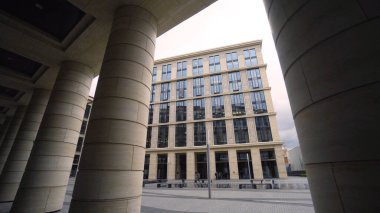 Modern iş binasının güzel sütunları. Başla. Dış koridorda sıra sıra iş merkezleri var. Modern binaların mimarisinde antik çözümler