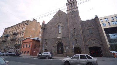 Şehirdeki Katolik Kilisesi 'nin koyu tuğlalı mimarisi. Başla. Karanlık görünümlü eski Katolik Kilisesi. Dini cazibe ve mimari. Lourdes Katolik Kilisesi 'nin leydisi.