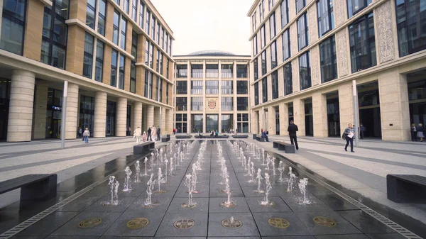 Fontaine moderne près du bel immeuble d'affaires. L'action. Belle façade d'immeuble d'affaires avec cour et fontaine. Bâtiment bancaire — Photo