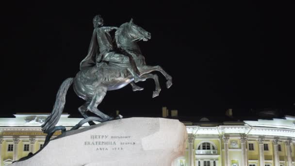 Osvětlený monument měděného jezdce v noci. Akce. Velký pomník císaři na koni stojící na kameni. Slavný památník Petrohradu v noci