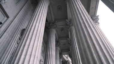 Antik binanın korint düzeniyle sütunlanmış. Başla. Eski binanın güzel beyaz sütunlarının alt manzarası. Saint Petersburg 'daki Kazan Katedrali' nin sütunları.
