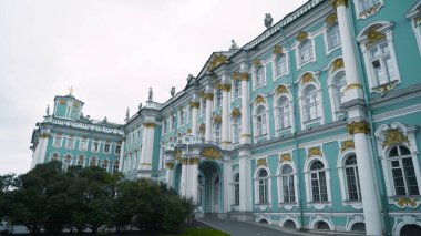 Hermitage Kış Sarayı cephesi. Başla. Elizabeth dönemi Barok tarzı Saint Petersburg 'daki Kış Sarayı' nın muhteşem mimarisine yansıyor.