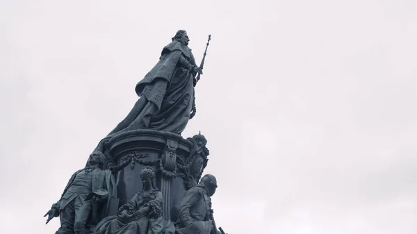 云天背景下的皇后纪念碑.行动。俄国皇帝威严的纪念碑的最底层视图。叶卡捷琳娜二世纪念碑是圣彼得堡受欢迎的文化景点 — 图库照片
