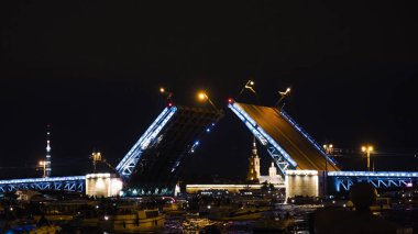 Geceleri tekne trafiği olan köprüler inşa etmek. Başla. Geceleri ışık saçan güzel bir köprü inşaatı. Nehirdeki birçok tekne parlak köprünün üremesini bekliyor.