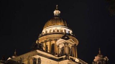 Katedral 'in güzel mimarisi. Geceleri kubbe ve aydınlatma. Başla. Katedral Kubbesi geceleri aydınlatmayla aydınlatılır. Gece gökyüzünün arka planında aydınlatılmış Katedral