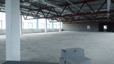Yeni binada şirket için boş beyaz alan. Stok görüntüleri. Çıplak duvarları ve çelik kirişleri olan boş bir depo. İş için emlak yatırımları