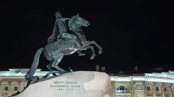 Monument à Peter grand avec cheval la nuit. L'action. Majestueux monument à l'empereur russe à cheval est illuminé dans la nuit. Monument de cavalier en cuivre est magnifiquement éclairé la nuit — Photo