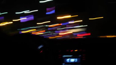 Bulanık Gece Şehri Caddesi 'nin araba penceresinden aralıklı olarak görüntü. Stok görüntüleri. Alkol veya uyuşturucu etkisinde araç kullanma kavramı.