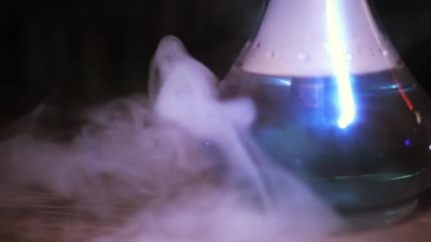 Flacon de narguilé avec de l'eau bleue à l'intérieur recouvert de fumée. Les médias. Gros plan de bol transparent en verre pour fumer shisha debout sur la table, concept de mauvaises habbits. — Video