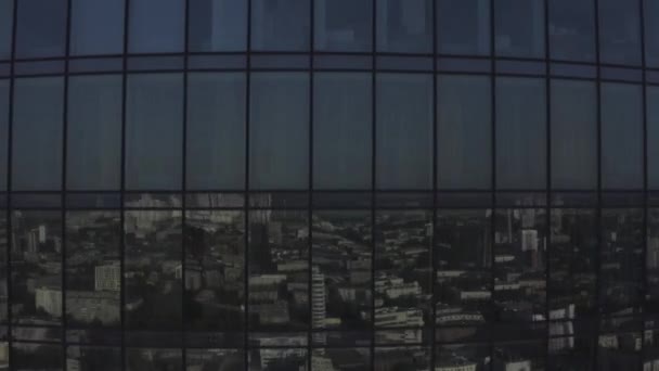 Byggandet av nya moderna bostads- och kontorsbyggnader bakom glasfasaden skyskrapan. Lagerbilder. Stadsbild av Ekaterinburg med sovjetisk och modern arkitektur. — Stockvideo