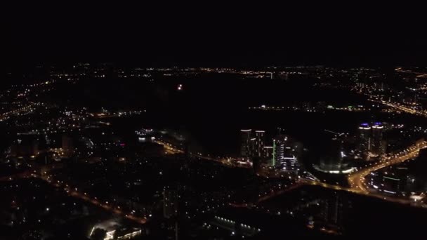 Impresionante vista aérea de Ekaterinburg iluminada por la noche y fuegos artificiales, concepto de celebración. Imágenes de archivo. Vista desde el plano sobre la ciudad moderna, contraste de luces brillantes y cielo negro. — Vídeos de Stock