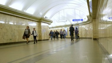 Rusya - Saint Petersburg, Haziran 2020: Rusya - Saint Petersburg, Haziran 2020: Metro istasyonunda yürüyen insanlar, toplu taşıma kavramı. Medya. Bir sürü insan uzun koridorda yürüyor.
