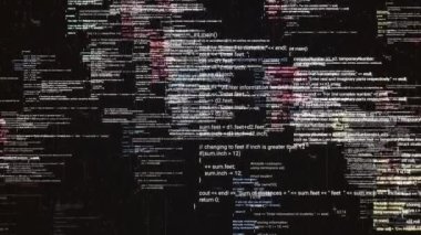 Sanal ekrandaki bir bilgisayar programının soyut dijital kaynak kodu. Animasyon. Siyah arkaplan üzerinde istatistik kaydı ve veri işlemesi, pürüzsüz döngü.