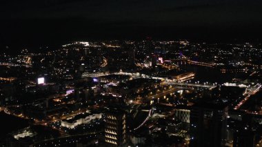 Karanlık gökyüzü arka planında şehir ışıkları olan panoramik manzara. Stok görüntüleri. Uçak penceresinden güzel ışıkları ve gece hayatı konsepti olan büyük bir şehrin manzarası..