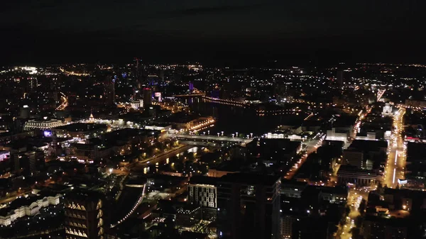 Lenyűgöző kilátás nyílik Jekatyerinburgra éjszaka. Készletfelvétel. Kilátás sík felett a modern város, kontraszt a ragyogó fények és a fekete ég. — Stock Fotó