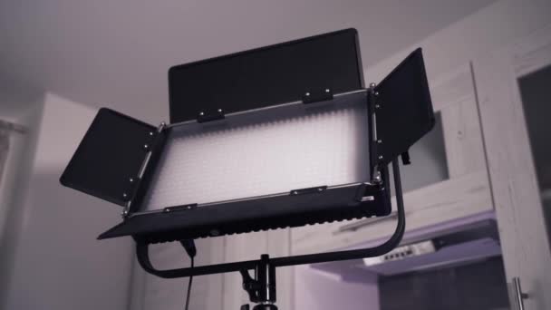写真スタジオ機器の詳細、プロの写真家の照明。行動だ。写真やビデオ撮影のために屋内でLEDライトパネルをオフに近い. — ストック動画