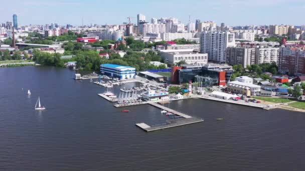 Vista del aparcamiento del barco en el club náutico. Vídeo. Hermosa vista aérea del club marino con vela y yates amarrados cerca del muelle, el deporte acuático y el concepto de transporte. — Vídeos de Stock