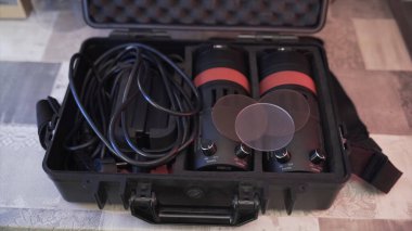 Bulanık pembe ve bej arkaplandaki kamera lenslerini kapat. Başla. Kameranın bir parçası, yeni siyah lens, fotografik konsept, hobiler için profesyonel teknoloji.