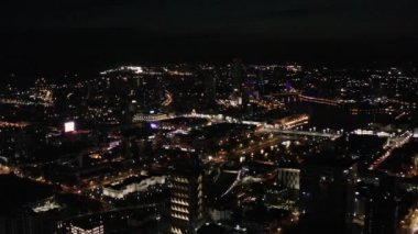 Karanlık gökyüzü arka planında şehir ışıkları olan panoramik manzara. Stok görüntüleri. Uçak penceresinden güzel ışıkları ve gece hayatı konsepti olan büyük bir şehrin manzarası..