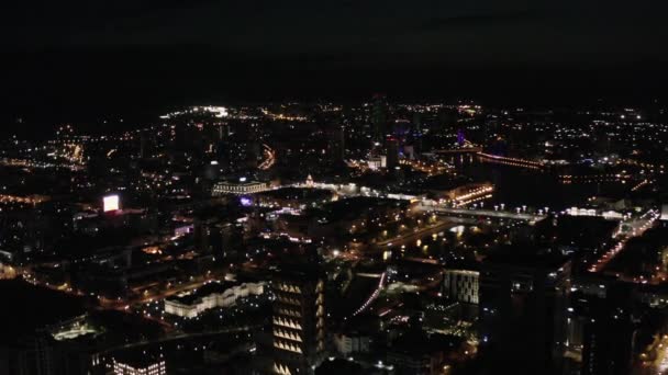 Panoramablick bei Nacht mit Stadtbeleuchtung auf dunklem Himmelshintergrund. Archivmaterial. Blick aus dem Bullauge auf eine Großstadt mit schönen Lichtern, Nachtlebenskonzept. — Stockvideo