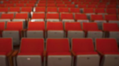 Boş sıra sinema koltukları. Medya. Sinema salonundaki kırmızı boş koltukların bulanık görüntüsü. Coronavirüs salgınından dolayı boş sinema salonları