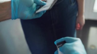 Sinemada biletleri kontrol ediyorum. Medya. Tıbbi eldivenli yer gösterici sinemanın girişindeki biletleri kontrol ediyor. Salgın sırasında sinemaların açılması