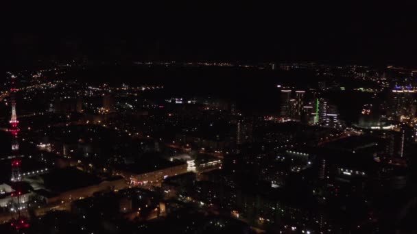 Vue panoramique la nuit avec lumières de la ville sur fond de ciel sombre. Images d'archives. Vue depuis le hublot d'avion sur une grande ville avec de belles lumières, concept de vie nocturne. — Video